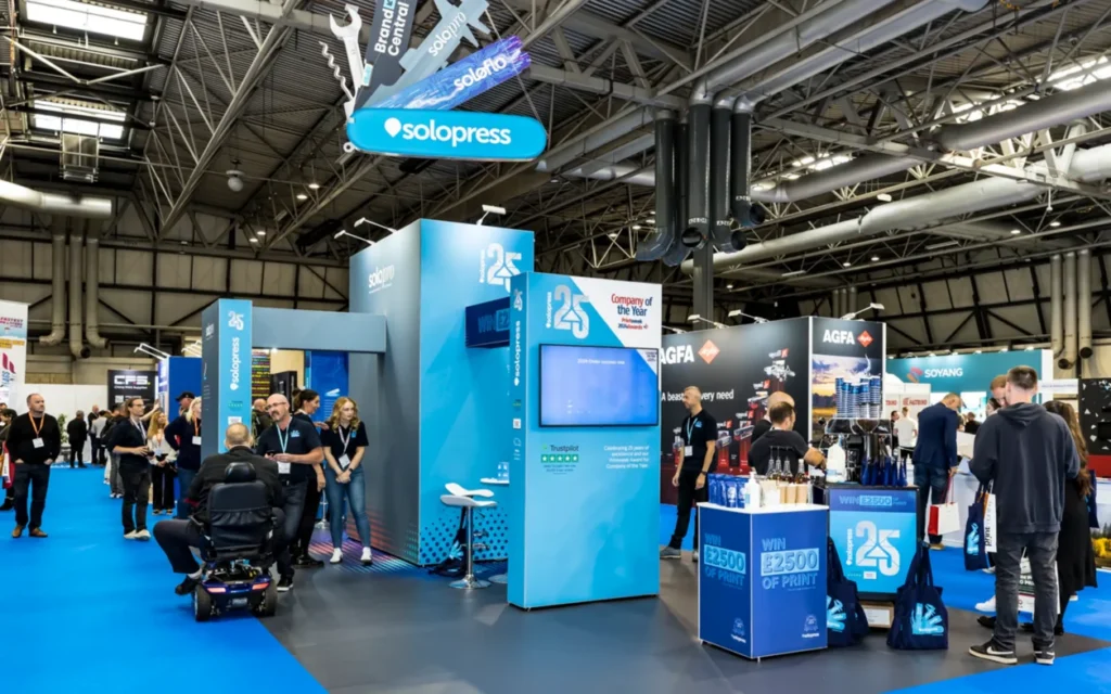 Exhibition stand structure with arches for meeting spaces